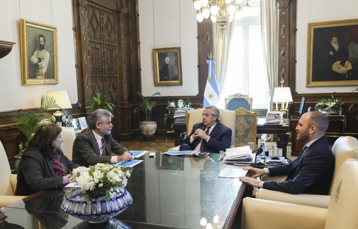 Ana María Franchi, titular del Conicet, junto a Alberto Fernández, Martín Guzmán y Daniel Filmus. Foto: NA.