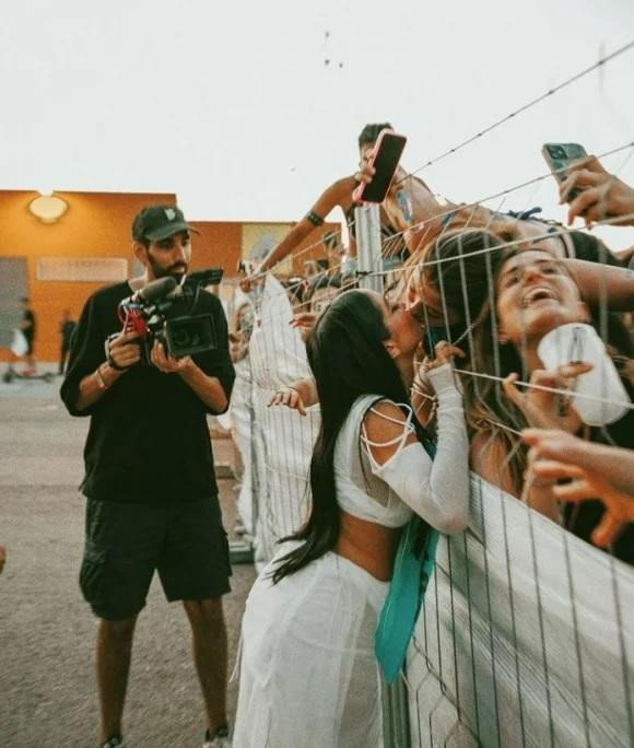 María Becerra besó a una fan en la boca y la foto revolucionó las redes