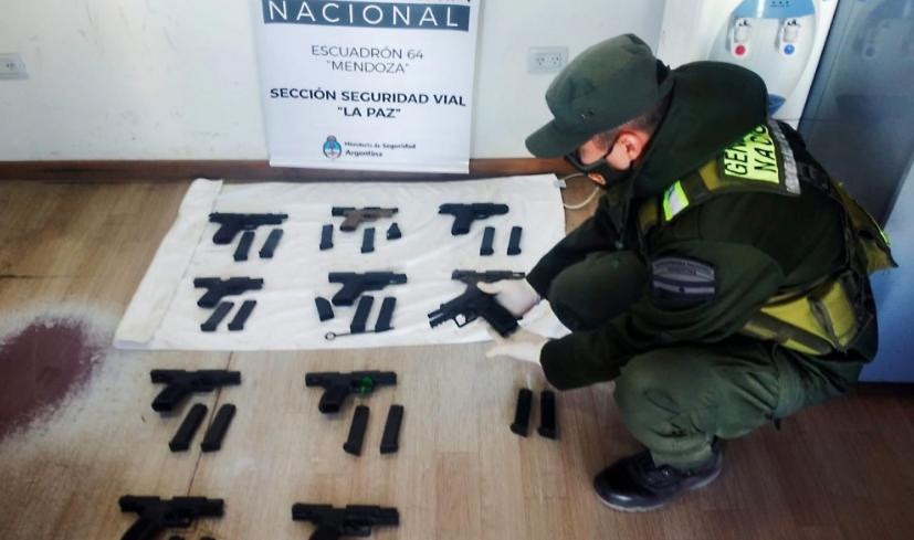 Armas decomisados en operativos en el norte del país. Foto: NA.