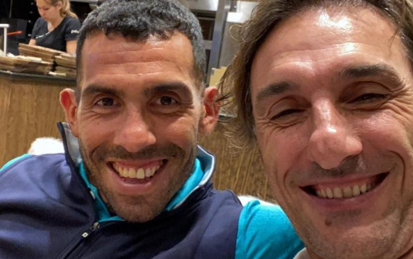 Carlos Tevez y el Flaco Schiavi. Foto: NA.