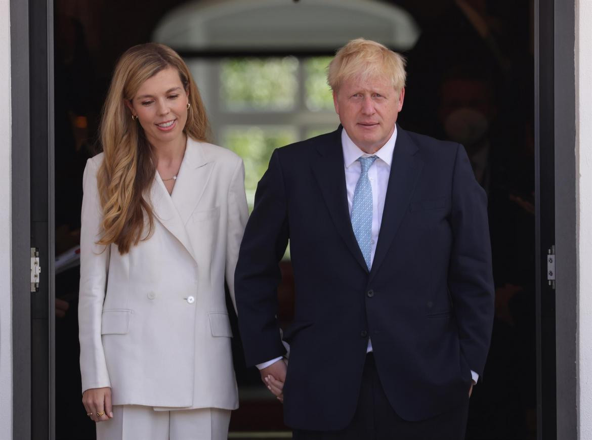 El primer ministro británico, Boris Johnson (derecha), y su esposa, Carrie Johnson, asisten al primer día de los tres días del G7. EFE