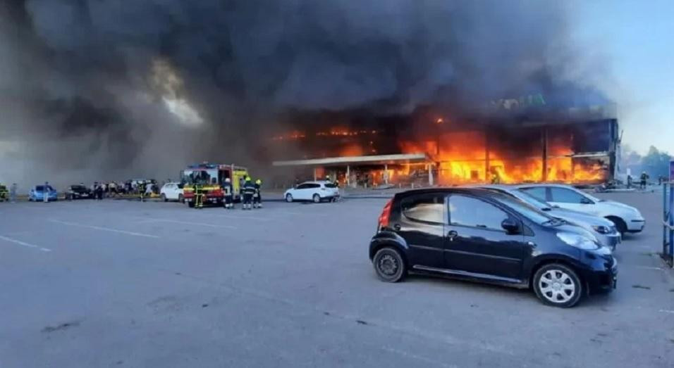 Un misil ruso destruyó un centro comercial en Ucrania. Foto: NA.