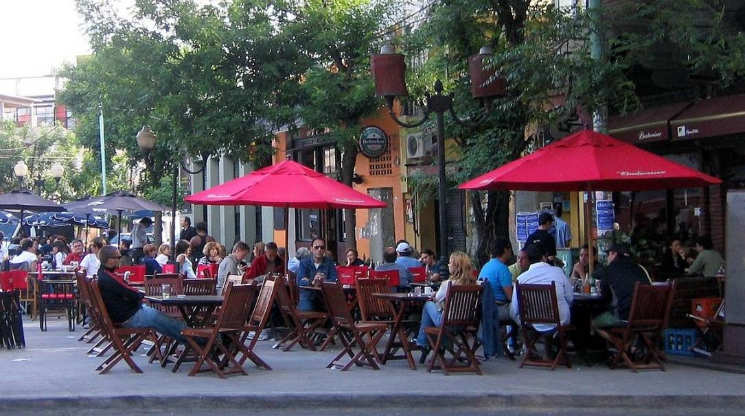 Plaza Cortázar, comúnmente conocida como plaza Serrano en Palermo Soho.