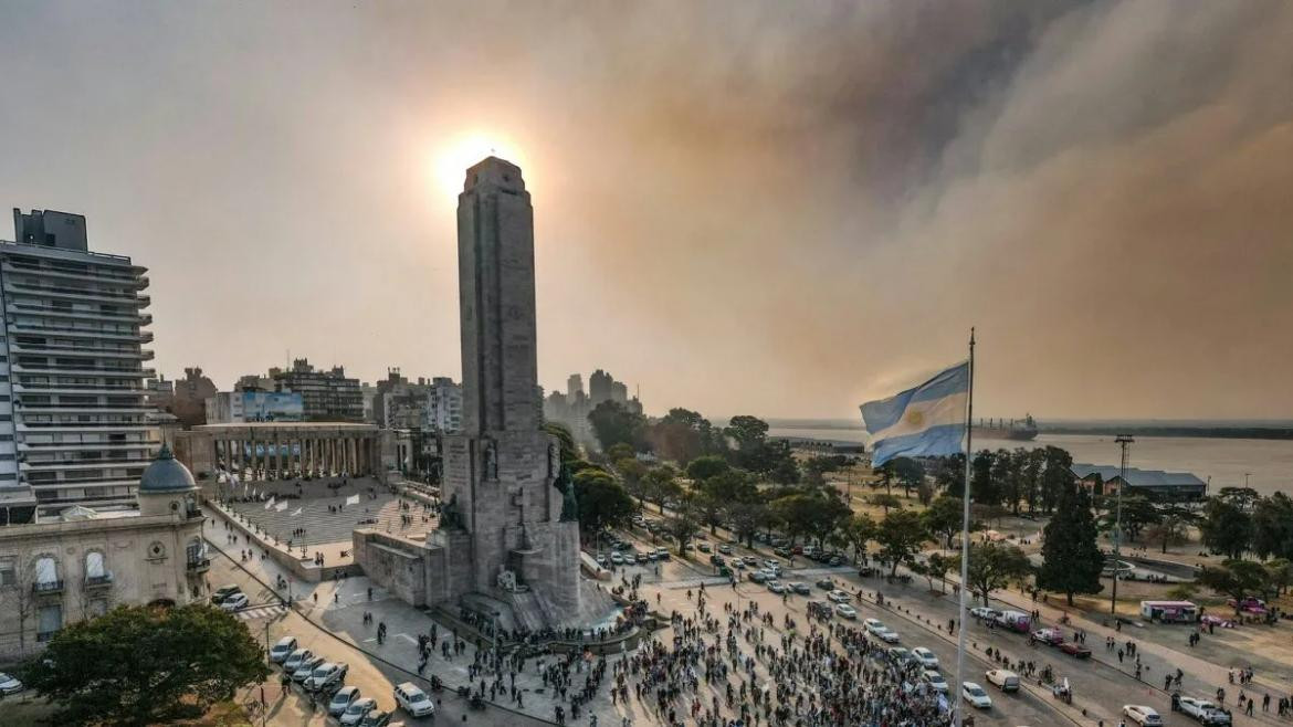 Rosario bajo cenizas por los indendios en el Paraná