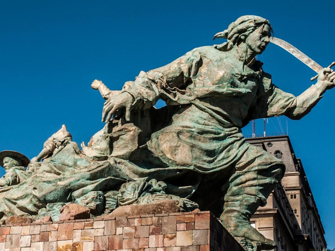 Monumento de Juana Azurduy en la puerta del CFK.