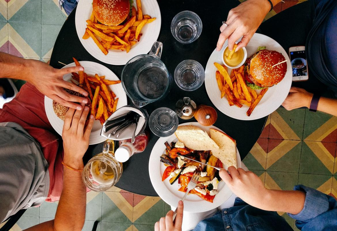 Alimentación, comidas rápidas. Foto: Dan Gold, Unsplash.