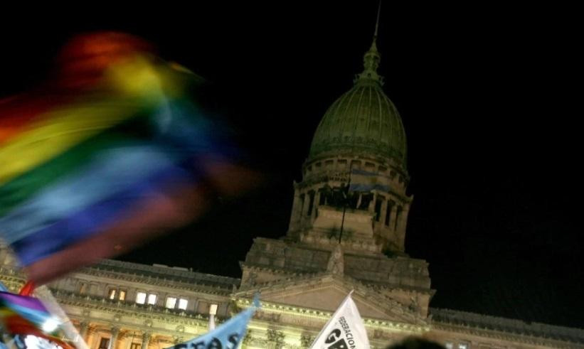 En la madrugada del 15 de julio de 2010 la plaza de los Dos Congresos se llenó de personas que esperaron ansiosas la aprobación. Foto: NA.