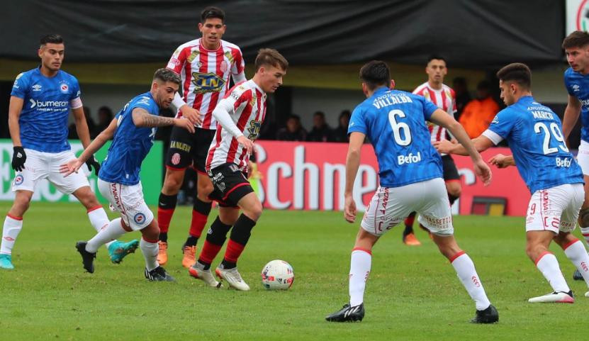 El Bicho fue superior pero debió trabajar más de la cuenta para llevarse el triunfo. Foto: NA.