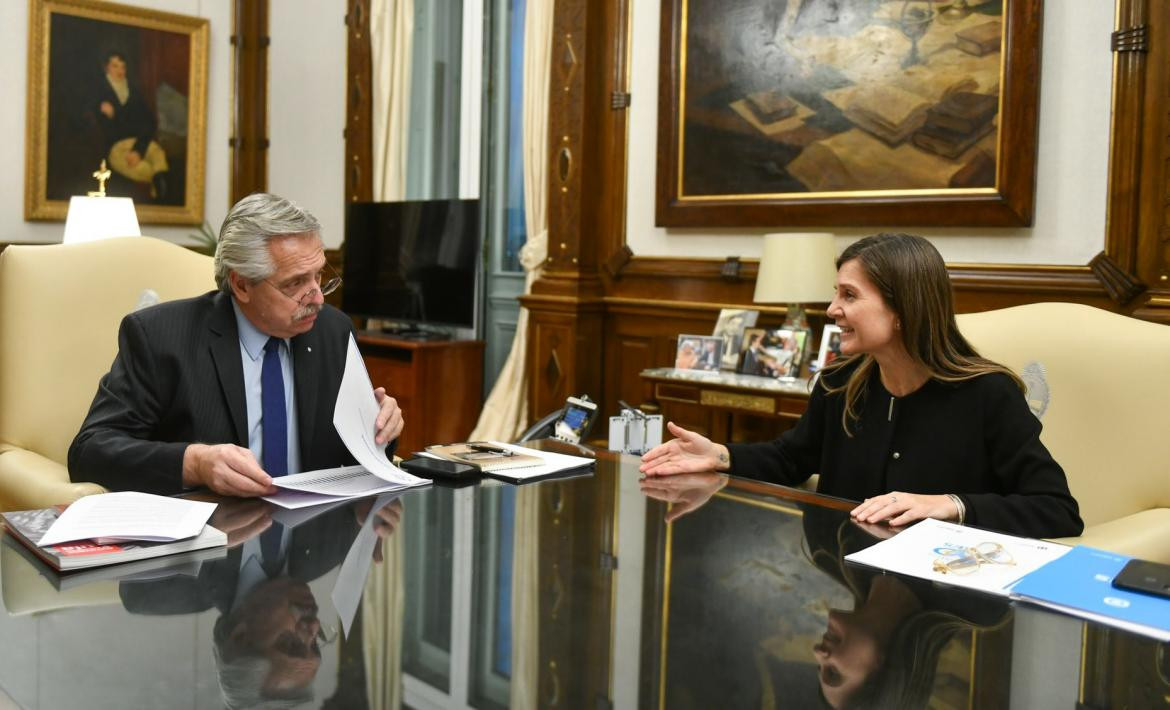 Alberto Fernández durante la reunión que mantuvo con la directora de ANSES, Fernanda Raverta. Foto NA