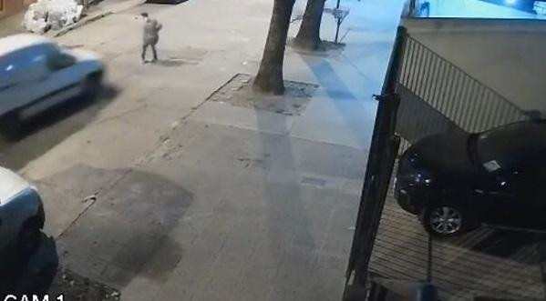 Atropelló al delincuente que le robó a su mamá. Foto: captura video.