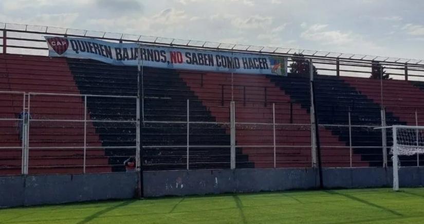 Bandera en la cancha de Patronato. Foto: NA.