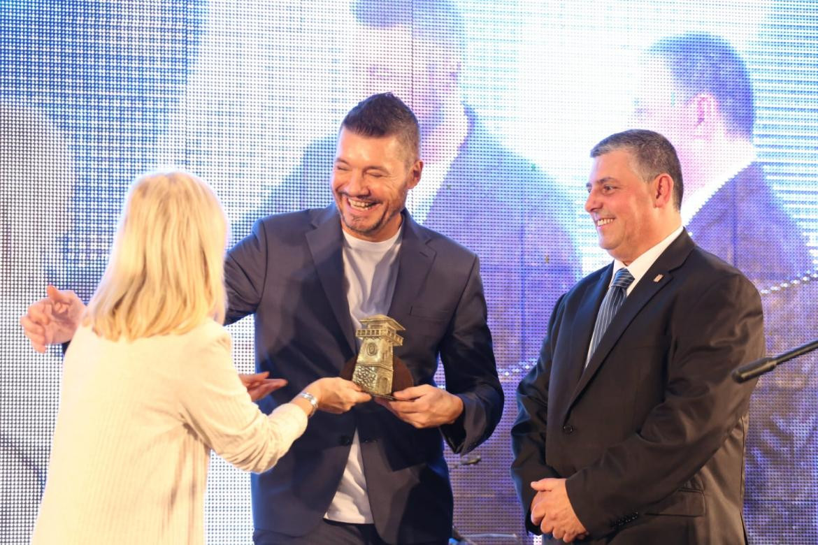 Marcelo Tinelli recibió un reconocimiento en Punta del Este en manos de la vicepresidenta. Foto: Diego Larrosa