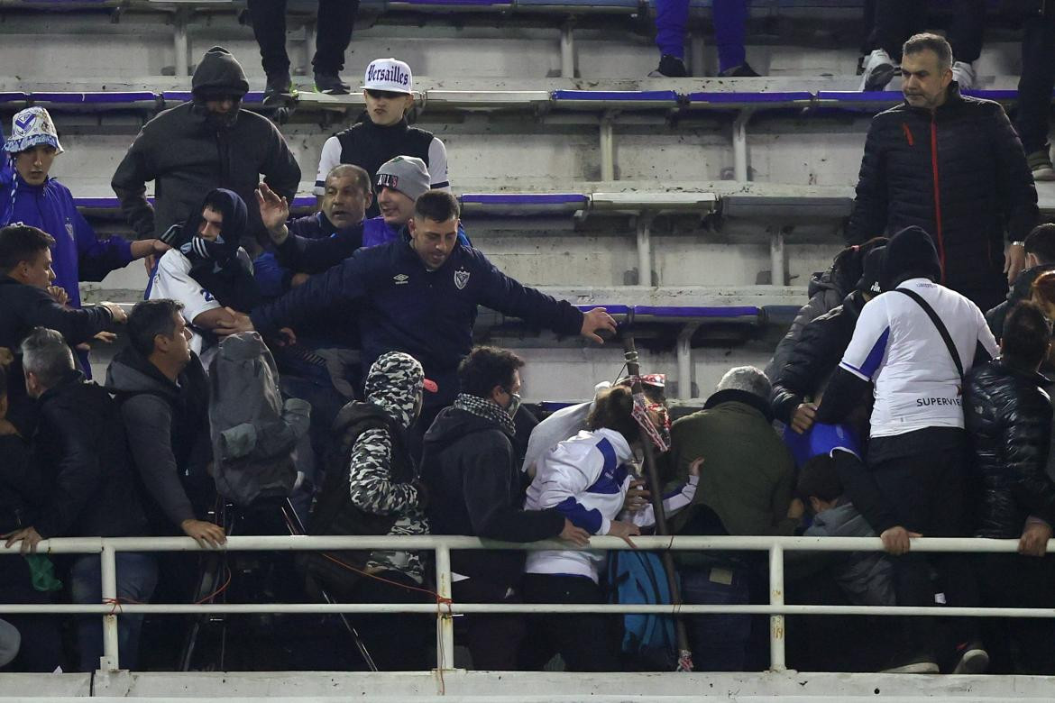 Incidentes en el partido entre Vélez y Talleres por la Copa Libertadores. Foto: EFE.