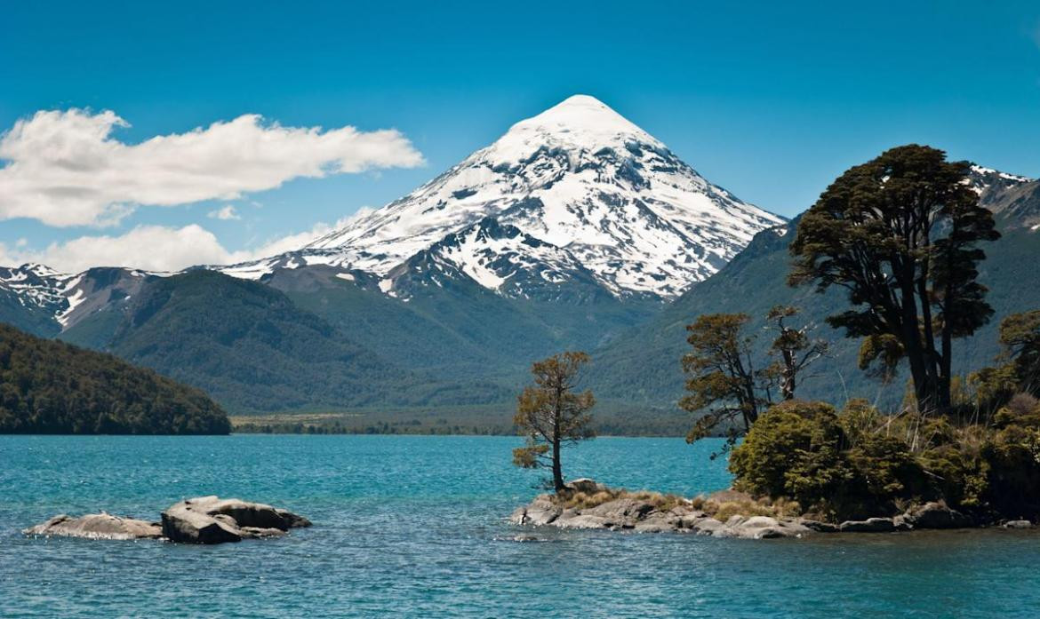 Volcán Lanín. Foto: EFE.