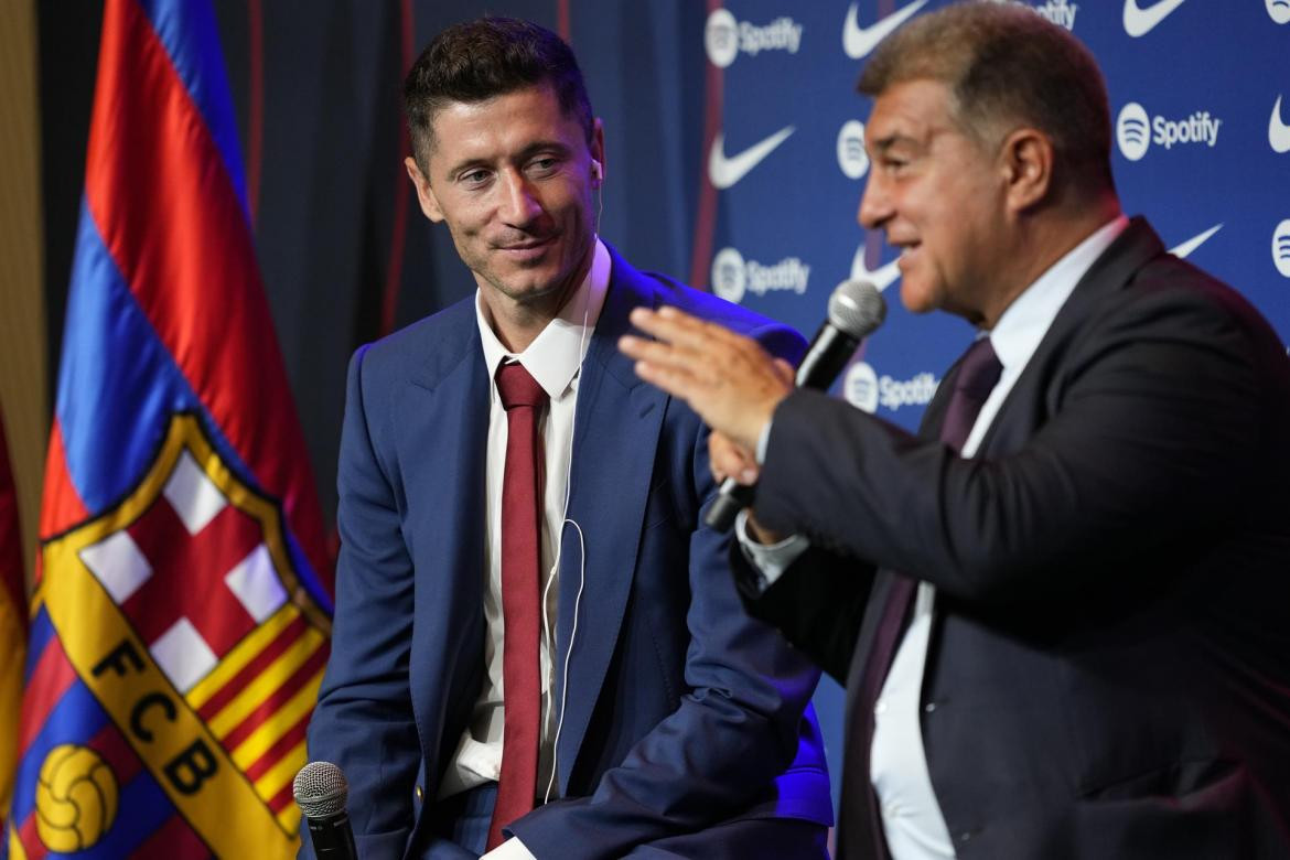 Presentación oficial de Robert Lewandowski en Barcelona. Foto: EFE.