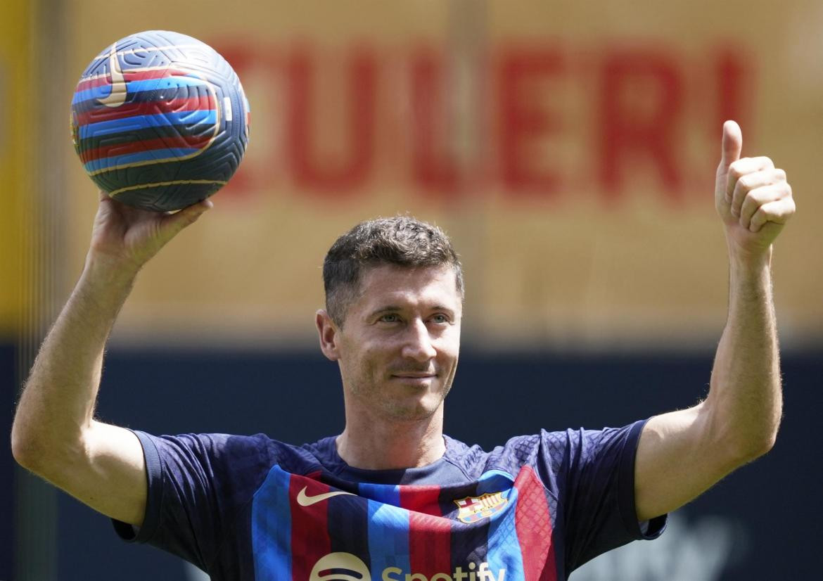 Presentación oficial de Robert Lewandowski en Barcelona. Foto: EFE.