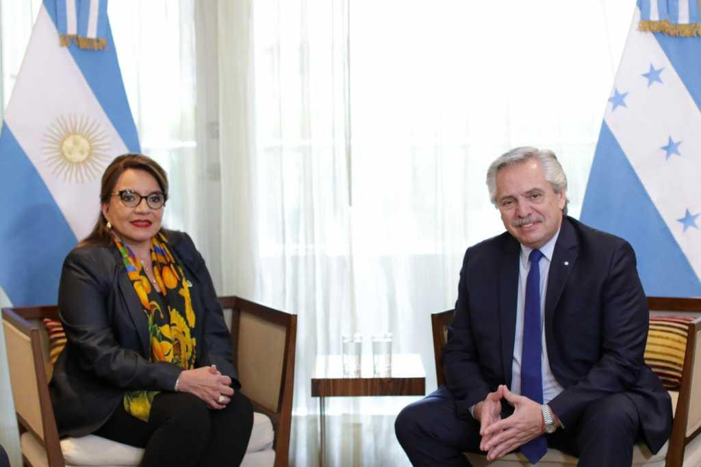 Alberto Fernández y Xiomara Castro reunidos en Bogotá. Foto: NA