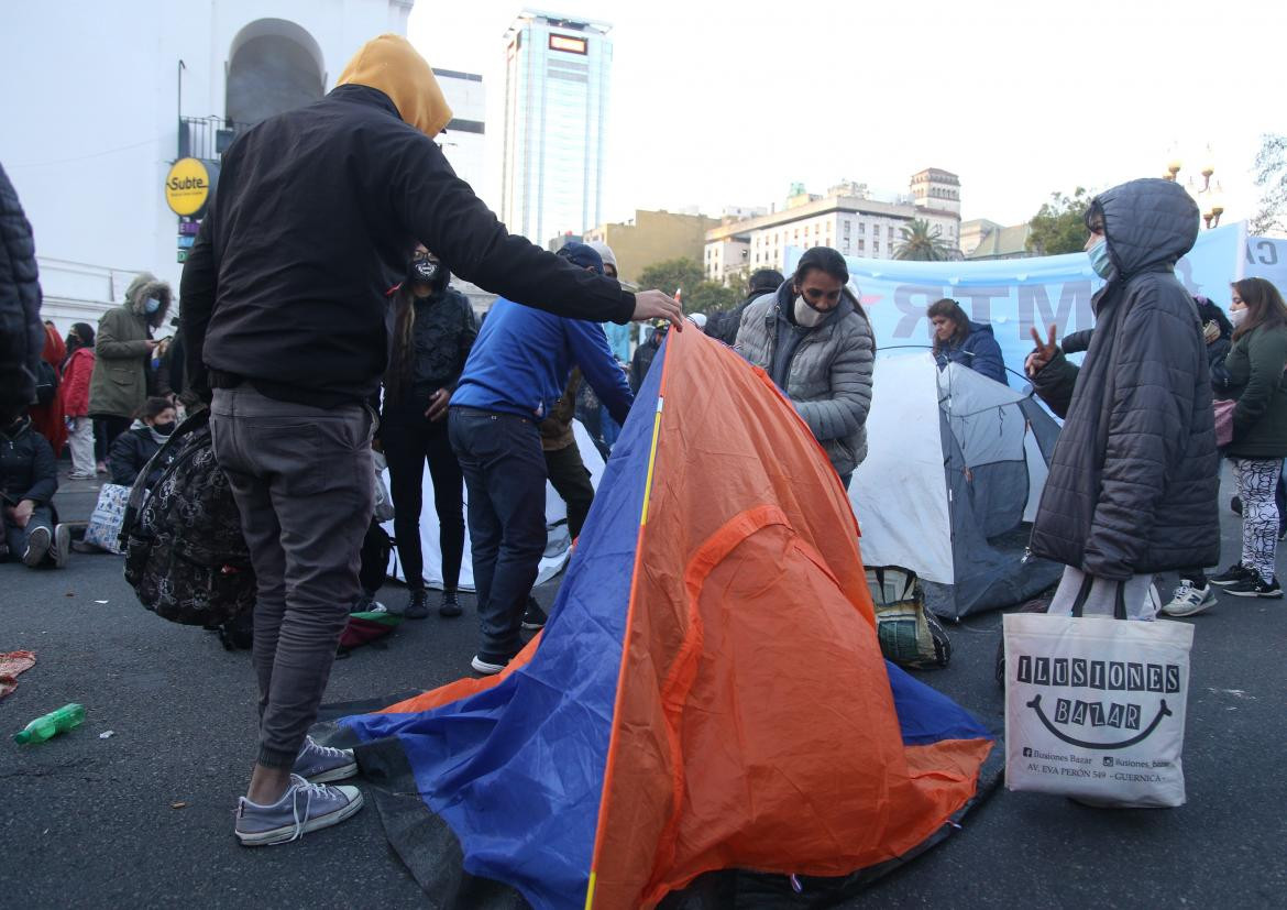 Acampe en Plaza de Mayo, piqueteros, movimientos sociales, NA