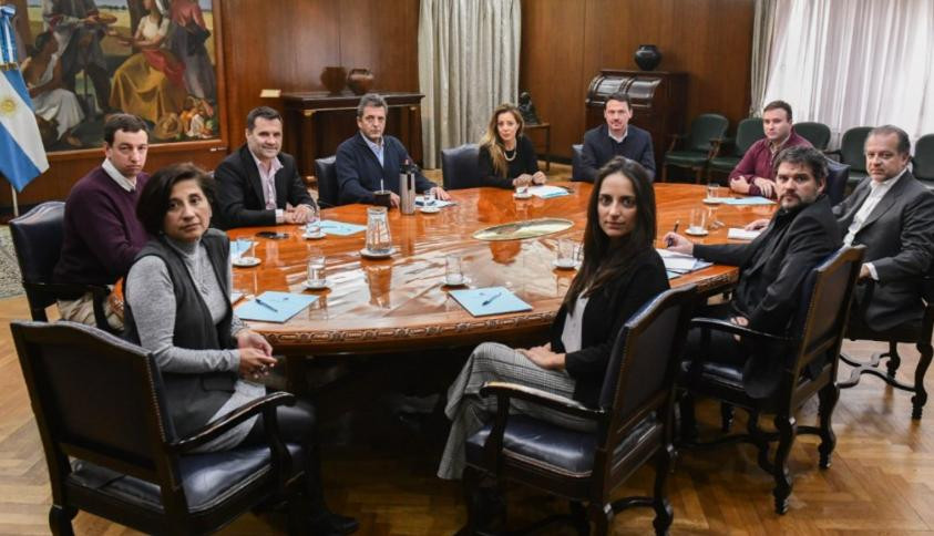 Sergio Massa reunido con parte de su equipo económico. Foto: NA.