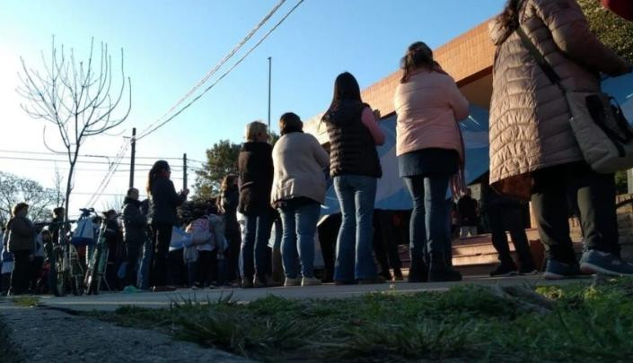 El abrazo simbólico fue realizo por docentes en Pehuajó. Foto: NA.