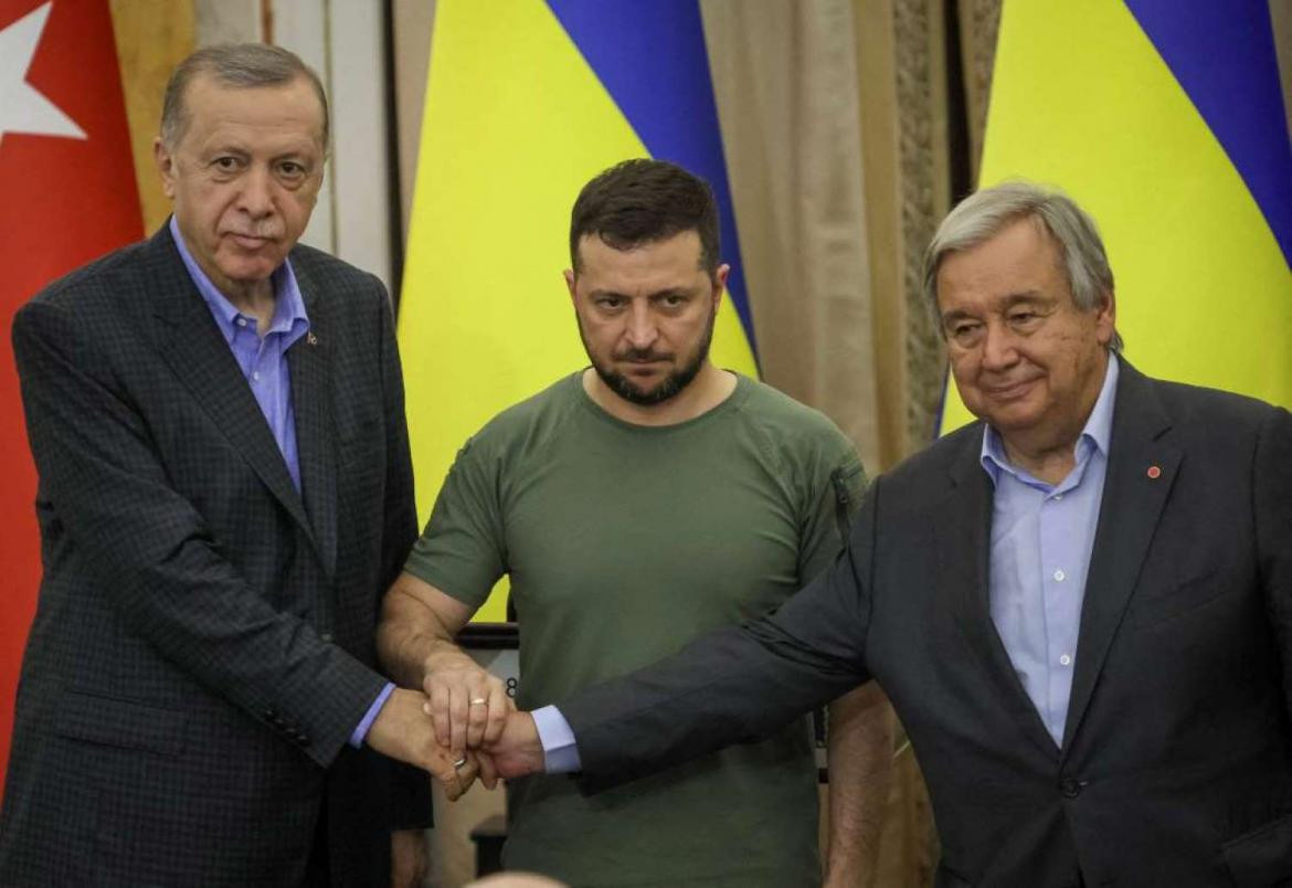 FOTO ARCHIVO REUTERS. El presidente ucraniano, Volodímir Zelenski, el presidente turco, Tayyip Erdogan, y el secretario general de la ONU, António Guterres