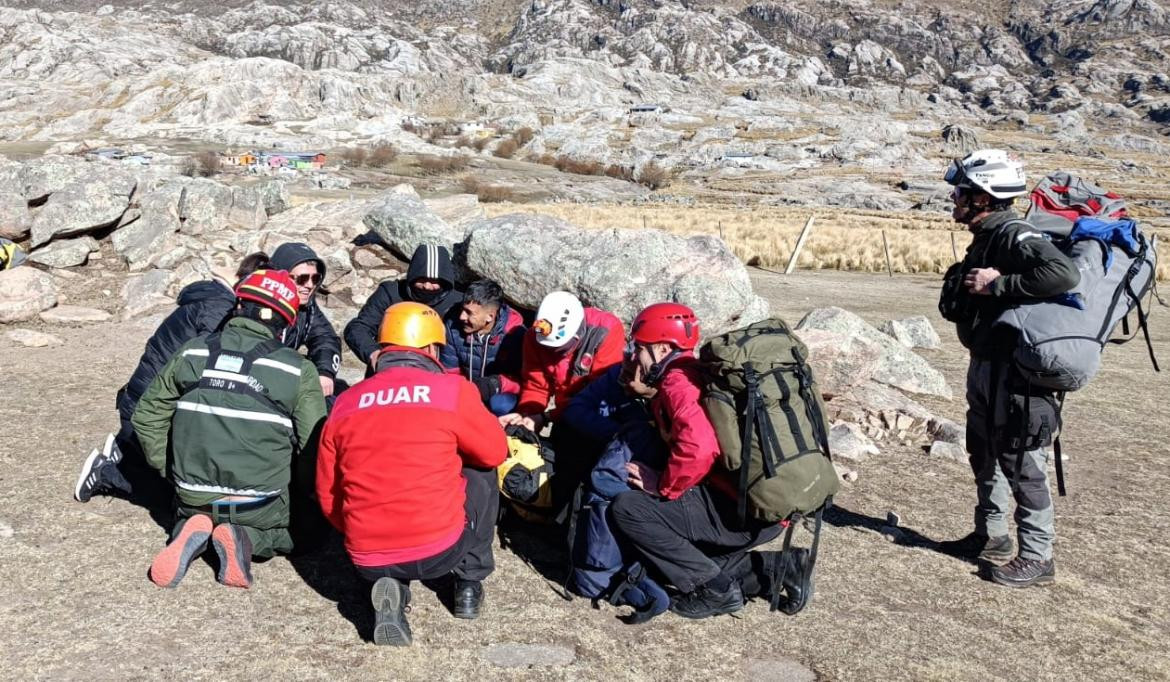 Personal autorizado participó del operativo de evacuación del cerro Champaquí. Foto: Twitter @PoliciaCbaOf.