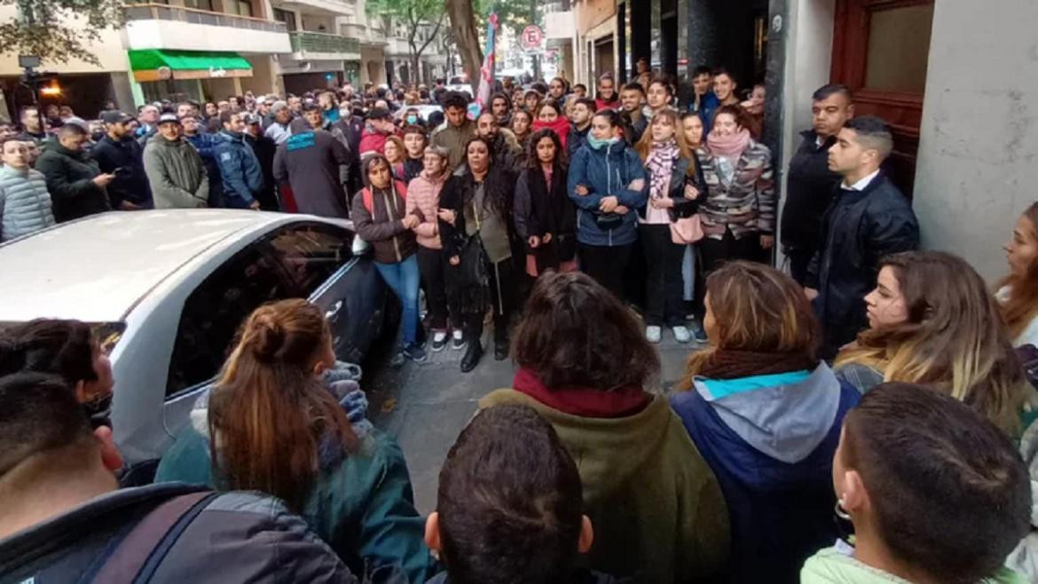 Militantes acampan frente a la casa de Cristina. Foto: Maximiliano Luna