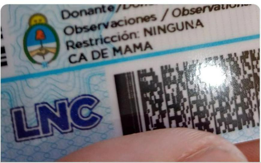 Expusieron su cáncer de mama en el carnet. Foto: Twitter/florcita_an