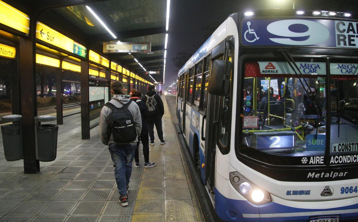 Colectivos, servicio nocturno. Foto: NA.