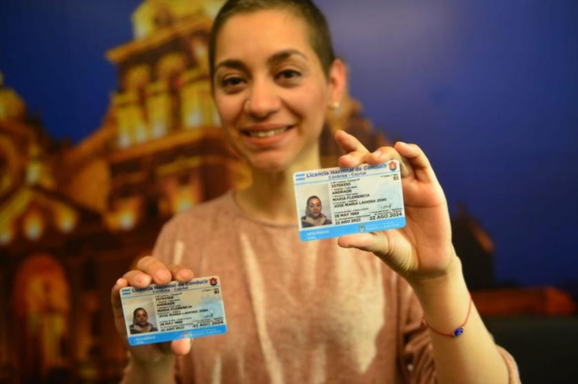 Florencia Andrade con su nueva licencia de conducir. Foto: Gentileza La Voz.