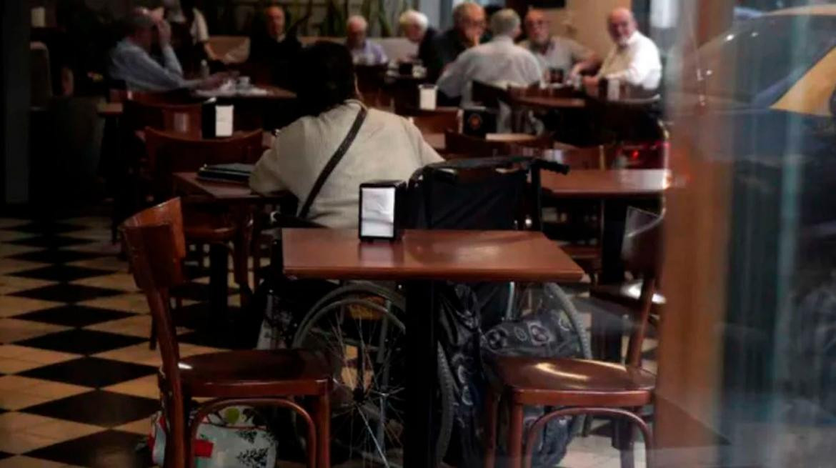 La mujer abandonada en un bar de Rosario. Foto: La Capital.