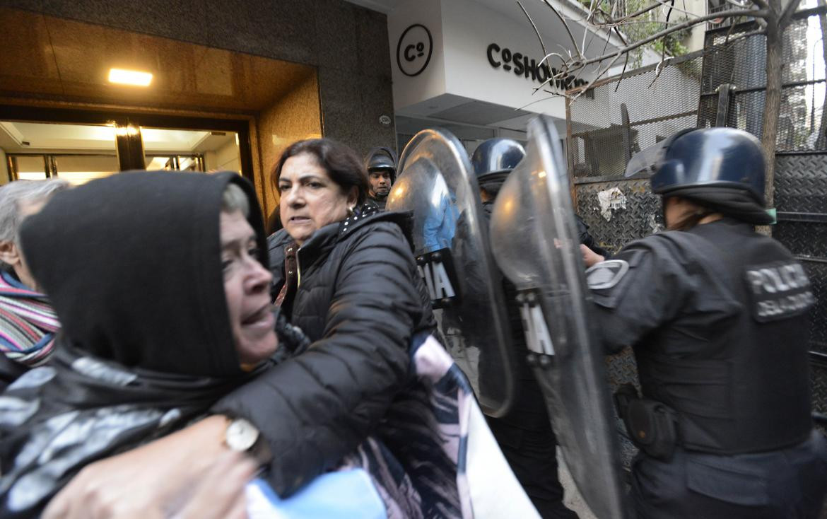 Incidentes en Recoleta entre manifestantes y policía. Foto: NA.