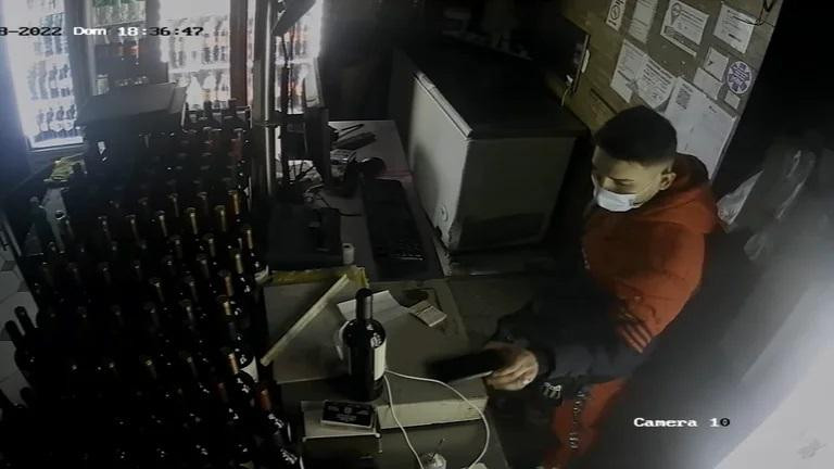 Robo de un empleado en un bodegón de Parque Chacabuco. Foto: Captura de video.