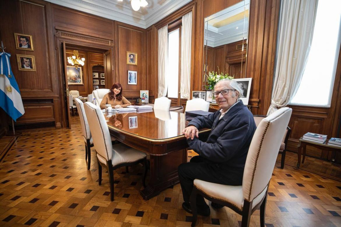 Cristina Kirchner junto a Adolfo Pérez Esquivel. Foto: @CFKArgentina.