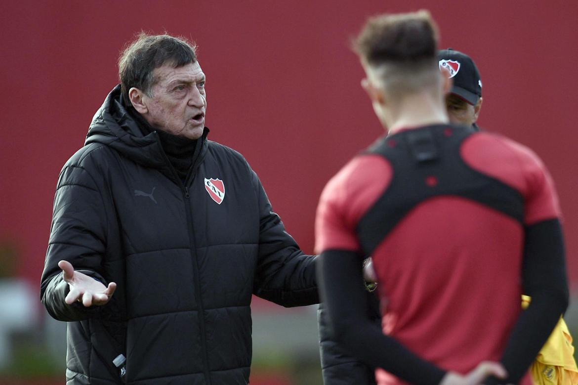 Julio César Falcioni seguirá en Independiente. Foto: NA.