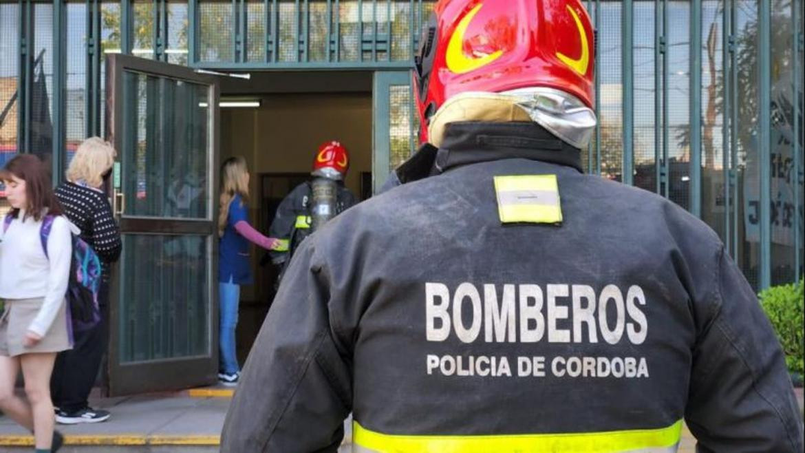 La explosión en el colegio dejó cuatro personas heridas, una de ellas de gravedad. Foto: eldocetv.