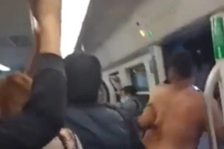 Pelea en el tren Sarmiento entre barrabravas y vendedores ambulantes. Foto: Captura de video