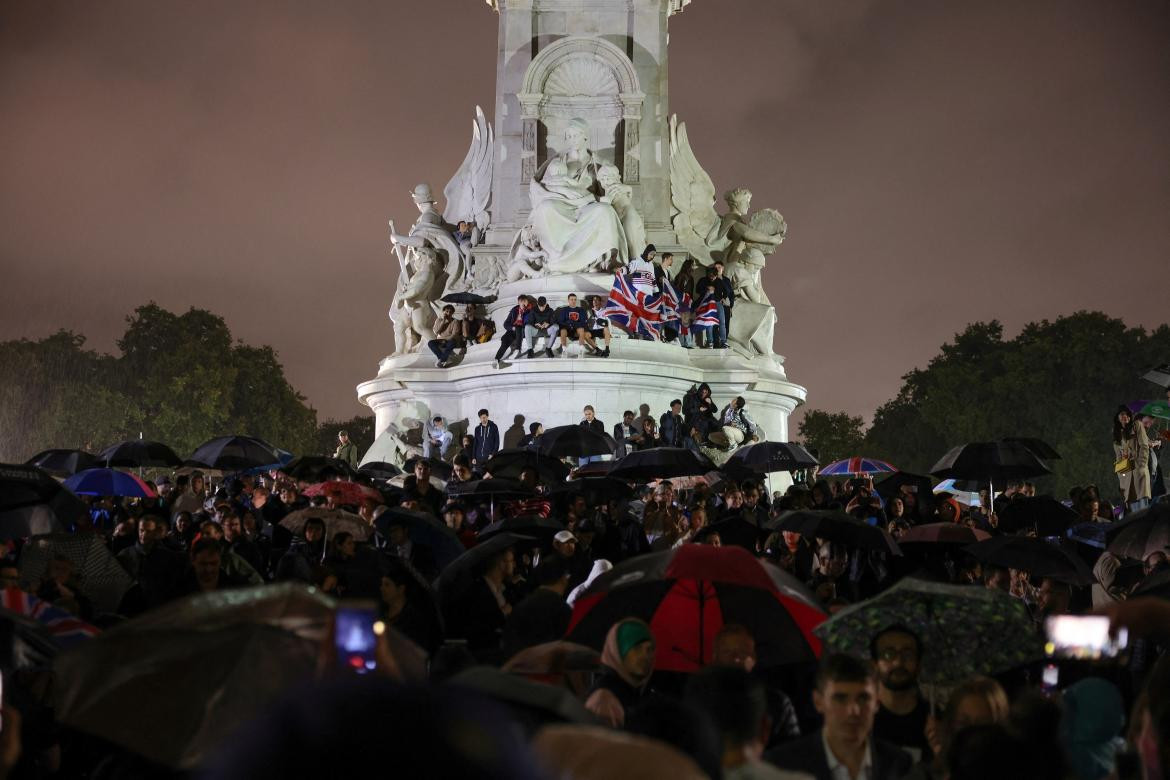 Una multitud en el Palacio de Buckingham. Foto: Reuters.