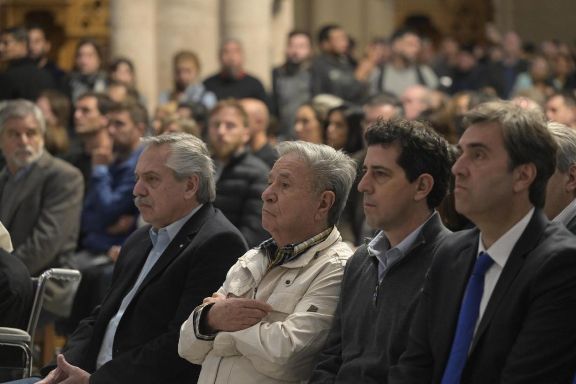 Alberto Fernández junto a Eduardo Duhalde y Wado De Pedro en la Misa por la Paz. Foto: Telam.