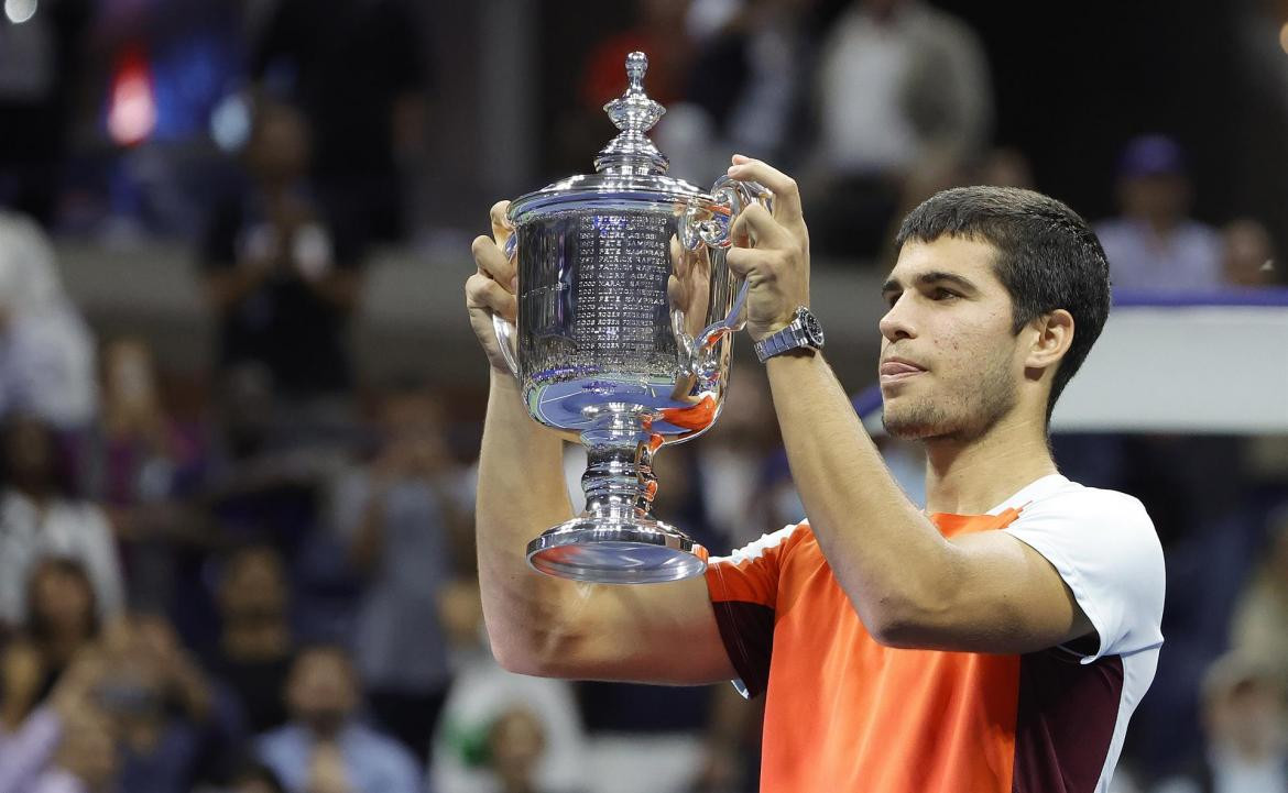 Carlos Alcaraz con el título del US Open 2022. Foto: EFE.