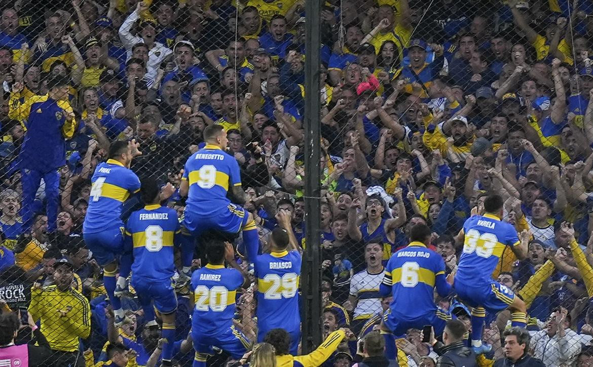 El festejo polémico de Boca con su hinchada. Foto: NA.