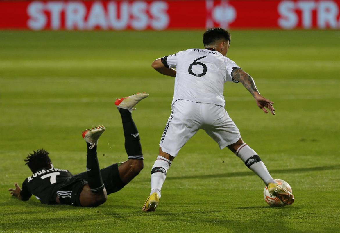 Lisandro Martínez vs. Sheriff. Foto: EFE.