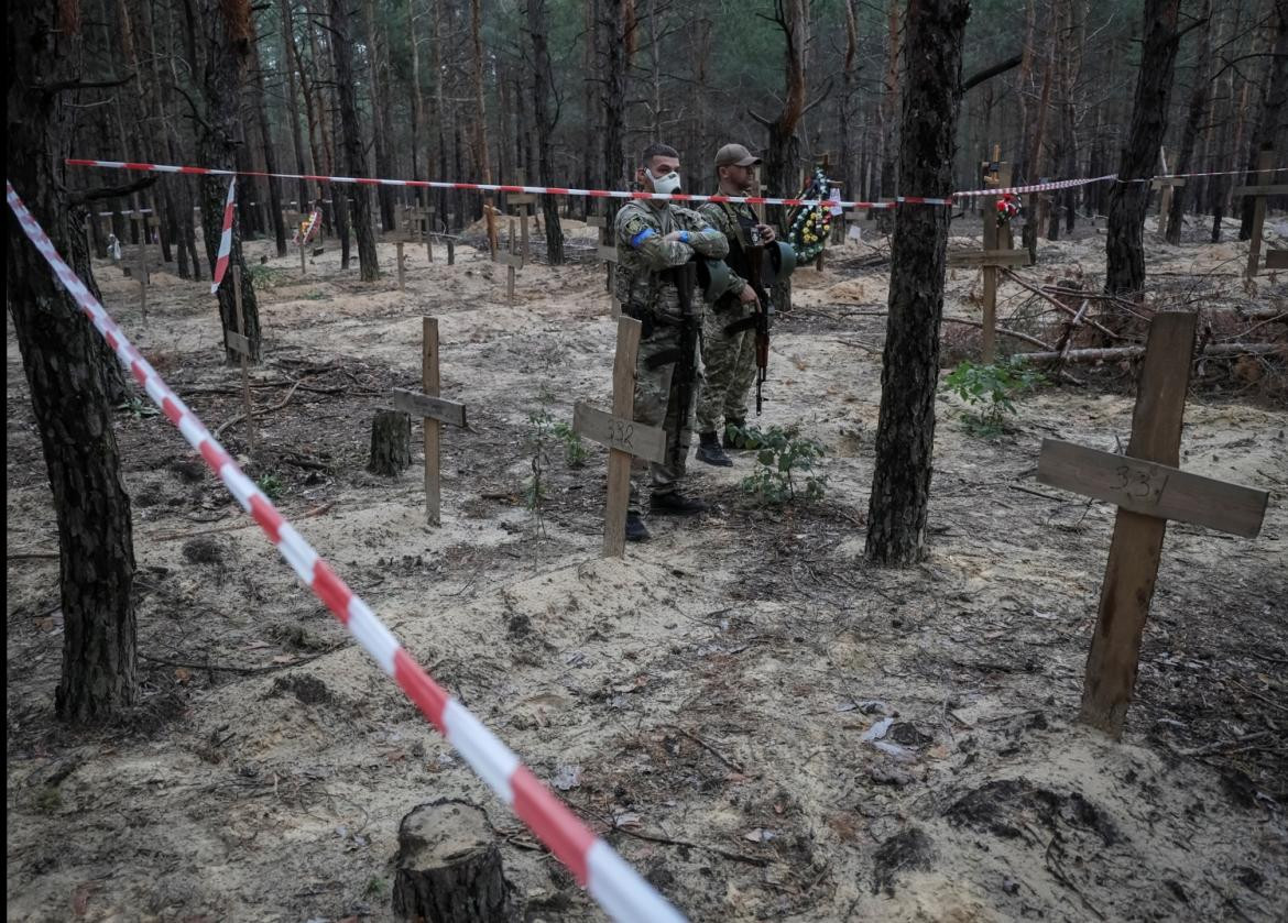 Fosa común hallada en Ucrania_Reuters