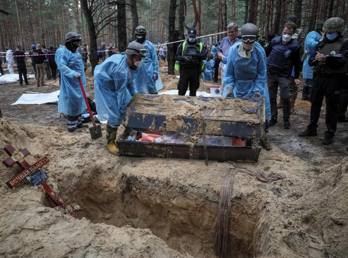 Fosa común hallada en Ucrania_Reuters