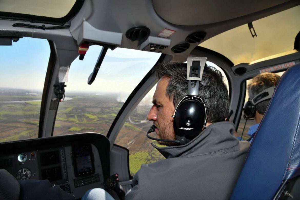 Juan Cabandié sobrevolando los incendios del Delta. Foto: NA.