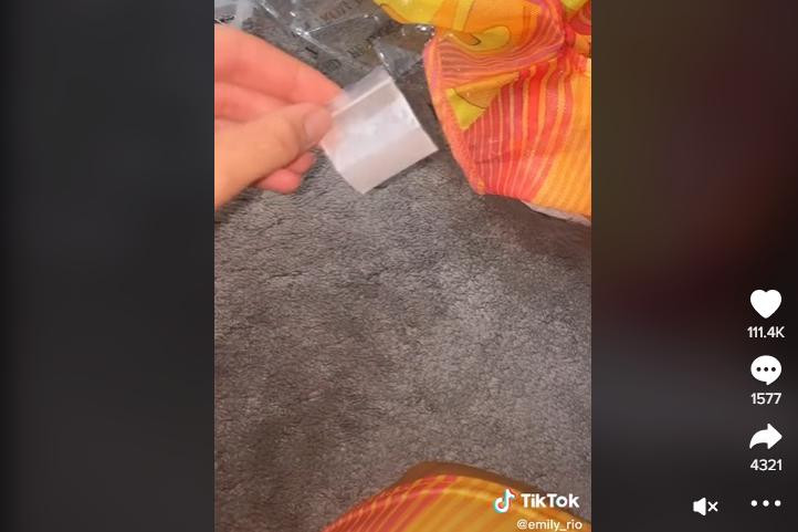 Noticia viral, se cae una bolsa de ropa de su pedido. Fuente: TikTok