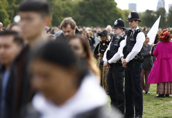 Personal policial entre personas en el funeral de Isabel II. Foto: Reuters.