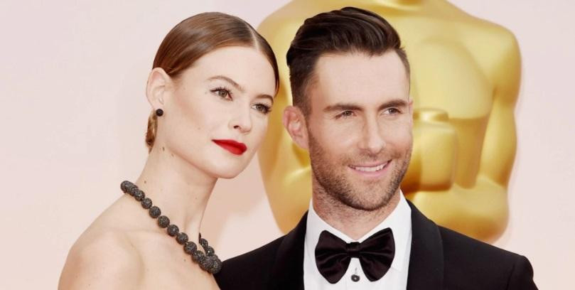 Adam Levine y su esposa. Foto: NA