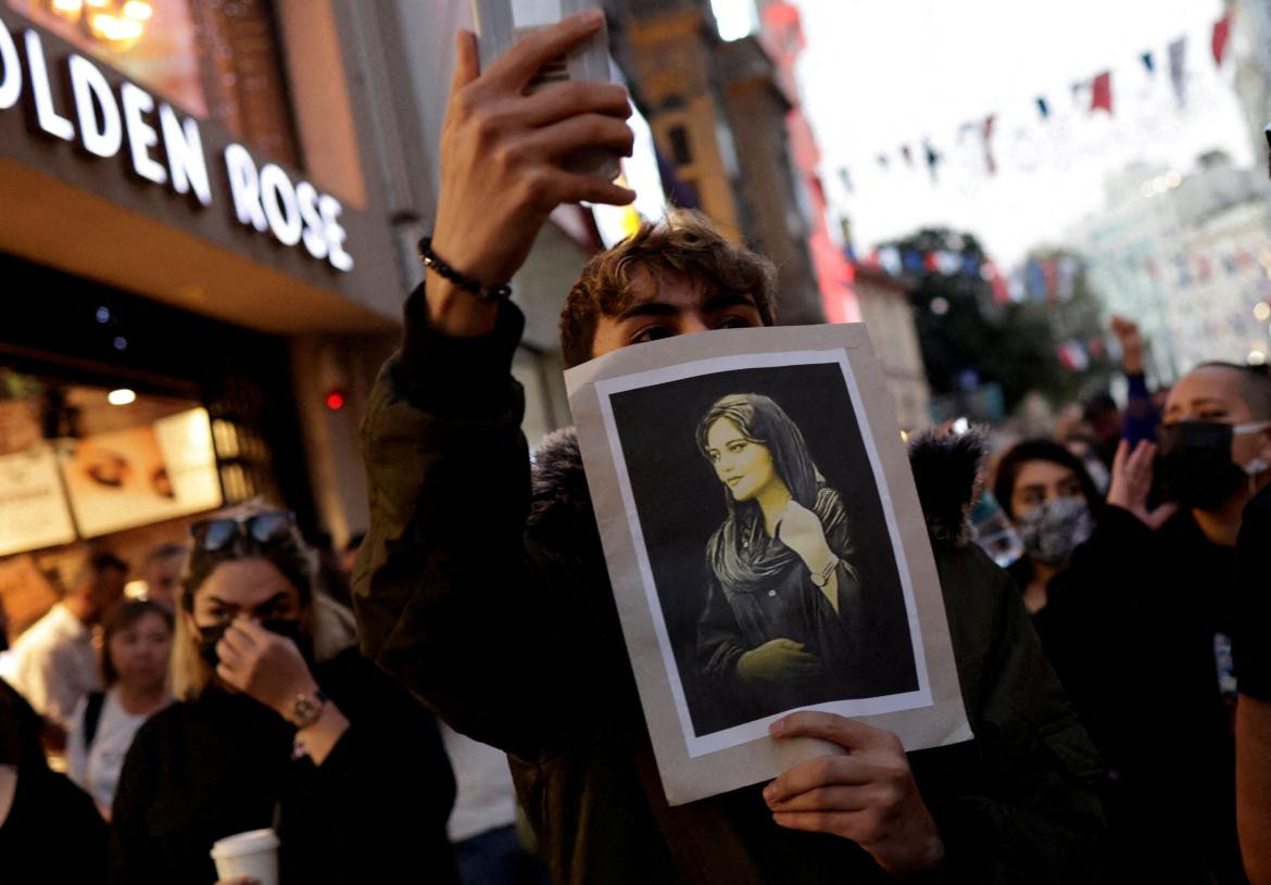 La protesta por el asesinato de Mahsa Amini. Foto: Reuters. 