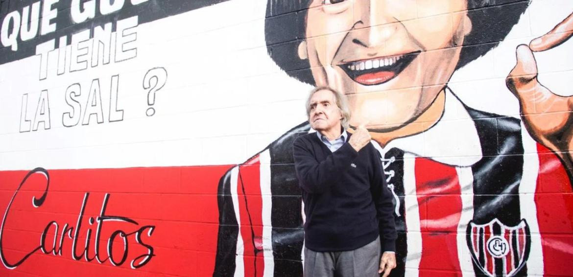 Carlitos Balá junto al mural de Chacarita. Foto: @chacaoficial.